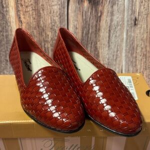 Preowned Trotters Cherry Woven Slip-Ons Size 6.5W Item #PHK6949